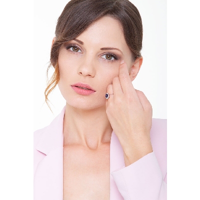 Anillo de oro blanco de 18 kilates con zafiro azul central y halo de diamantes 