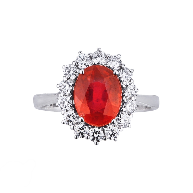 Anillo Lady Di en oro blanco 18k con rubí oval y 14 diamantes