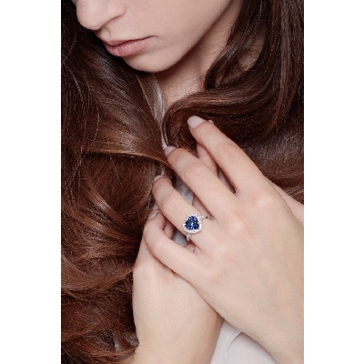 Anillo con pavé de diamantes y corazón central de zafiro y oro blanco 18 kilates