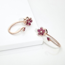 Pendientes en oro rosa con flor de rubies y diamantes 2