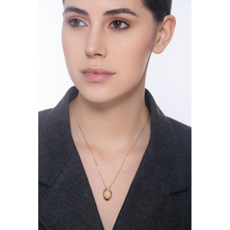 Cadena de oro amarillo 18k realzada con un colgante ovalado