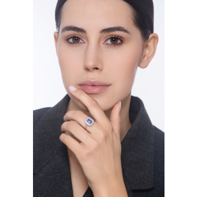 Anillo con doble halo en oro 18k con tanzanita rectangular y diamantes