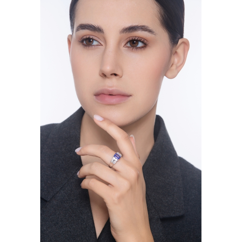 Anillo en oro blanco de 18k con tanzanita y diamantes