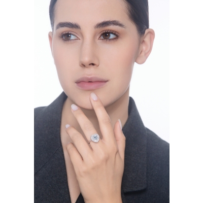 Anillo en oro blanco de 18k con una hermosa aguamarina y halo diamantes