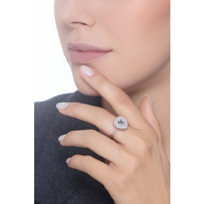 Anillo en oro blanco de 18k con una hermosa aguamarina y halo diamantes