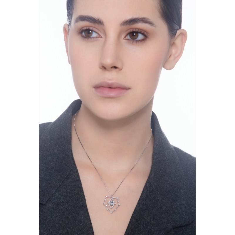 Collar corazón de aguamarina ovalada y diamantes oro 750