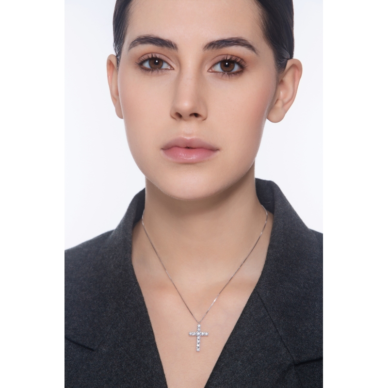Collar en oro blanco 18k con colgante cruz y diamantes