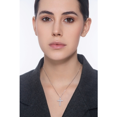 Collar en oro blanco 18k con colgante cruz y diamantes