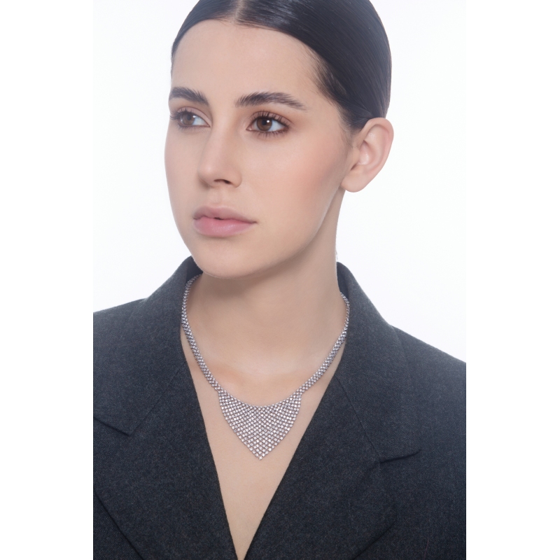 Collar en oro blanco 18k con tejido triángulo engastado con diamantes Collar en oro blanco 18k con tejido triángulo engastado con diamantes