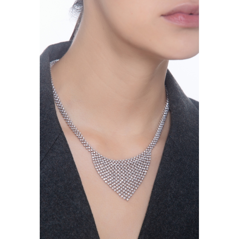 Collar en oro blanco 18k con tejido triángulo engastado con diamantes Collar en oro blanco 18k con tejido triángulo engastado con diamantes