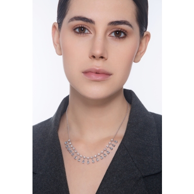 Collar de oro blanco de 18 quilates con aguamarina en forma de gota y diamantes