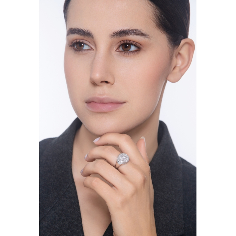 Anillo chevalier en oro blanco 18k con estrella en relieve pavé de diamantes