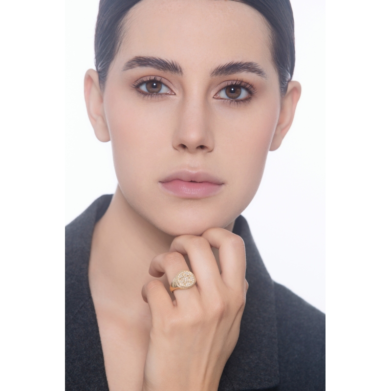 Anillo chevalier en oro amarillo 18k con estrella en relieve con pavé de diamantes