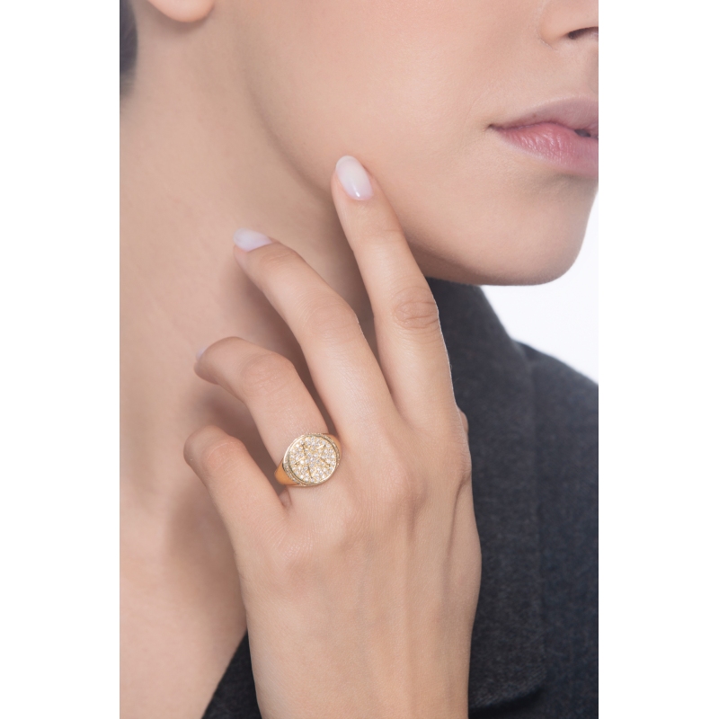 Anillo chevalier en oro amarillo 18k con estrella en relieve con pavé de diamantes