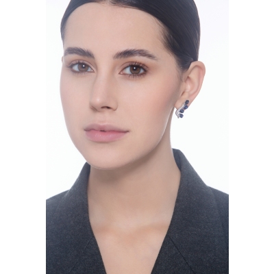 Pendientes de diseño en oro blanco de 18k con zafiros azules talla pera y diamantes