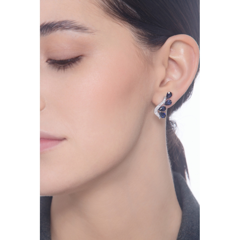 Pendientes de diseño en oro blanco de 18k con zafiros azules talla pera y diamantes