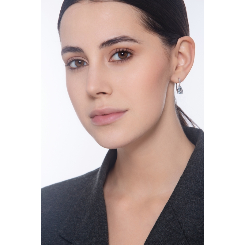 Pendientes en oro blanco 18k con aguamarina en forma de gota y diamantes Pendientes en oro blanco 18k con aguamarina en forma de gota y diamantes