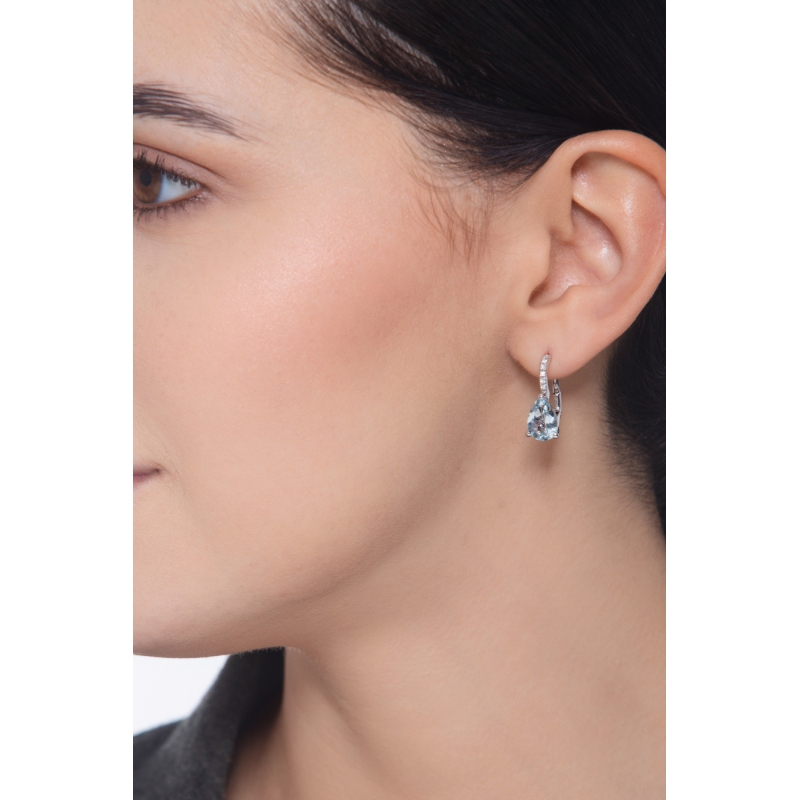 Pendientes en oro blanco 18k con aguamarina en forma de gota y diamantes Pendientes en oro blanco 18k con aguamarina en forma de gota y diamantes