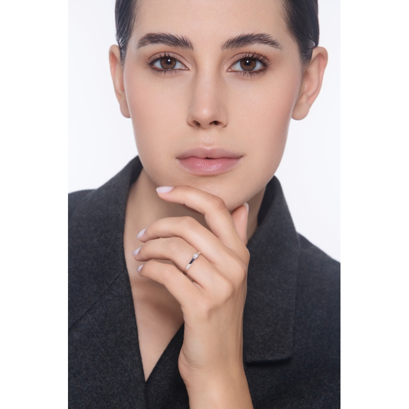 Anillo solitario en oro blanco de 18k con diamante CT 0,15 