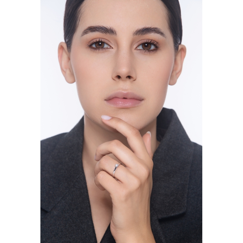 Anillo solitario en oro blanco de 18k con cuatro garras  CT 0,20