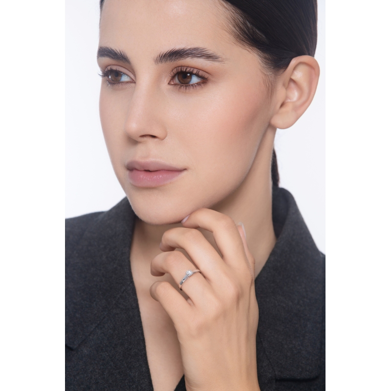 Anillo solitario de cuatro garras en oro blanco 18k con diamante CT 0,30  Anillo solitario de cuatro garras en oro blanco 18k con diamante CT 0,30