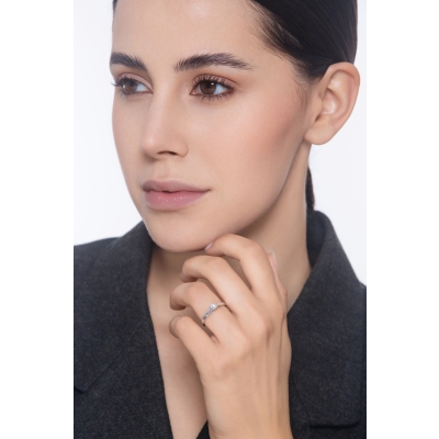 Anillo solitario de cuatro garras en oro blanco 18k con diamante CT 0,30 