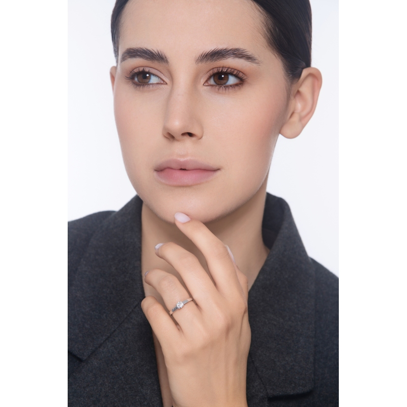 Anillo solitario de cuatro garras en oro blanco 18k con diamante CT 0,40