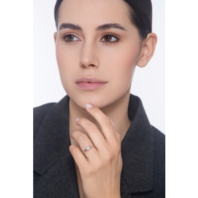 Anillo solitario de cuatro garras en oro blanco 18k con diamante CT 0,40