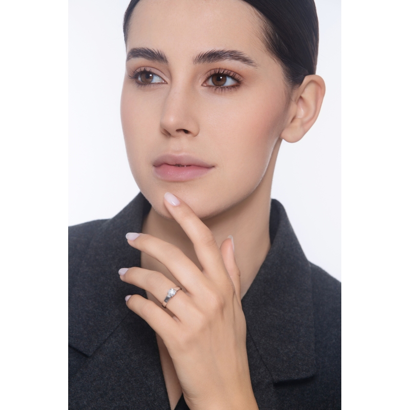 Anillo solitario en oro blanco 18k cuatro garras con diamante CT 0,70