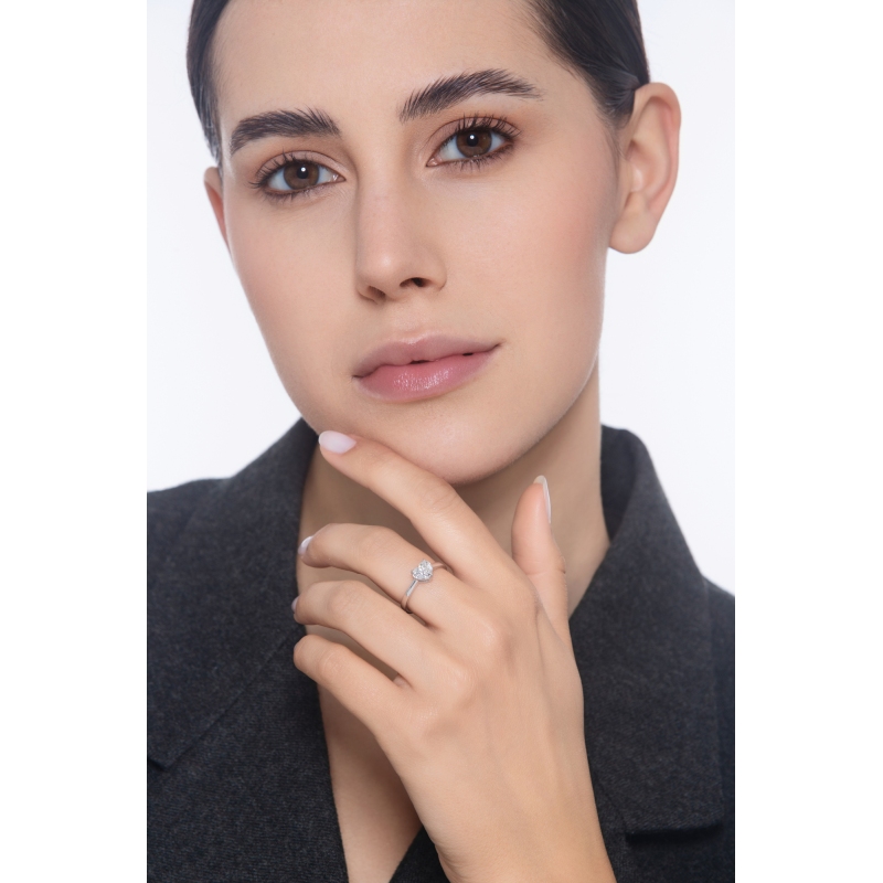 Anillo solitario en oro blanco de 18k con diamante central corazón GIA CT.1.00  Anillo solitario en oro blanco de 18k con diamante central corazón GIA CT.1.00