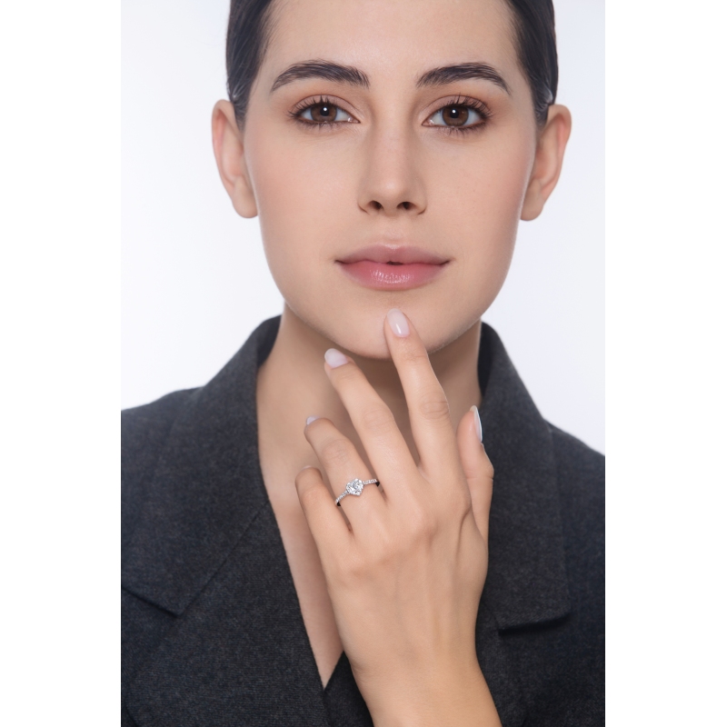 Anillo solitario de oro blanco de 18 quilates con diamante central en forma de corazón GIA 0,30 ct  Anillo solitario de oro blanco de 18 quilates con diamante central en forma de corazón GIA 0,30 ct