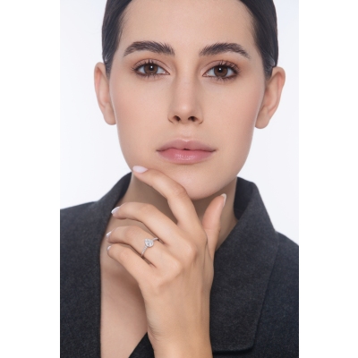 Anillo solitario en oro blanco de 18 quilates con diamante gota GIA 0.30ct