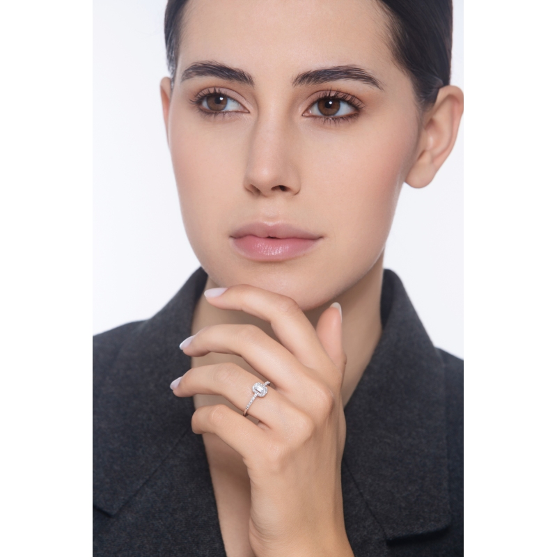 Anillo solitario de oro blanco de 18 quilates con diamante talla esmeralda GIA 0.30