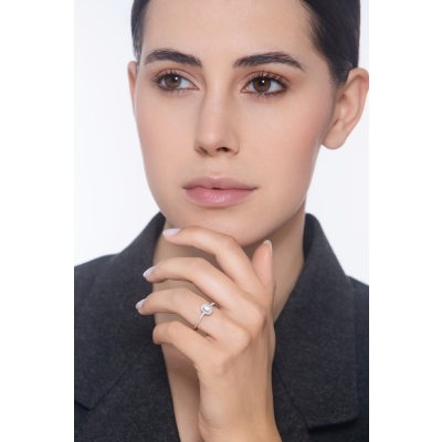 Anillo solitario de oro blanco de 18 quilates con diamante talla esmeralda GIA 0.30