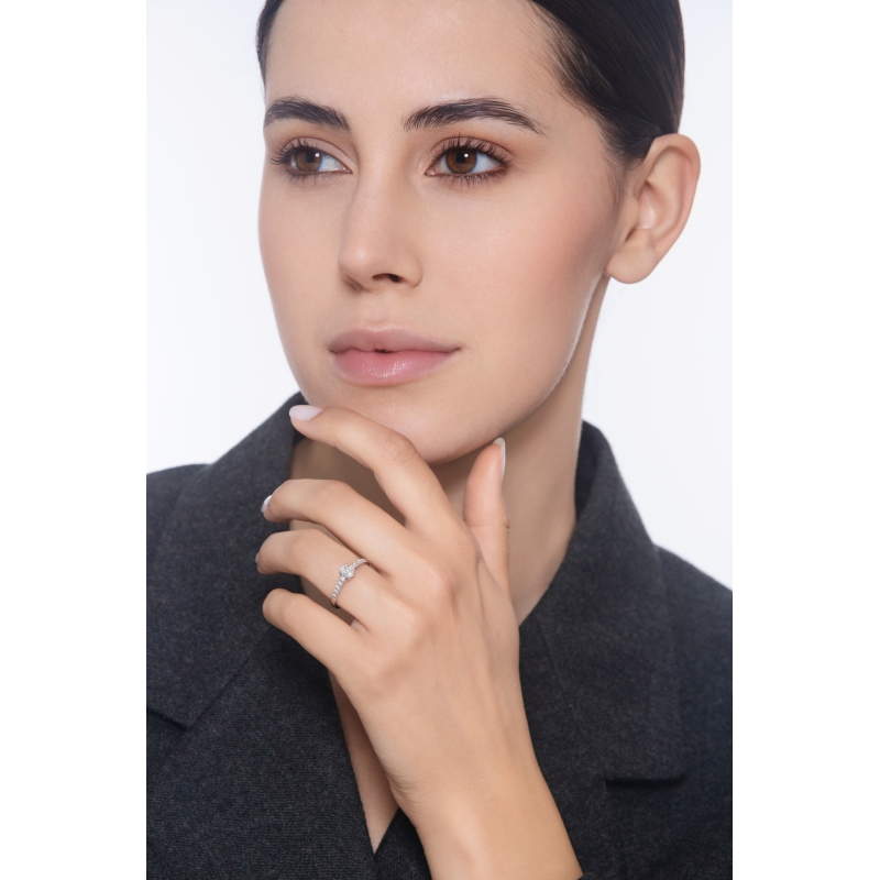 Anillo solitario oro blanco 18qt con diamante ovalado GIA 0,30ct