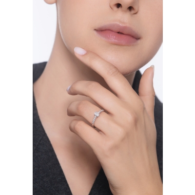 Anillo solitario oro blanco 18qt con diamante ovalado GIA 0,30ct