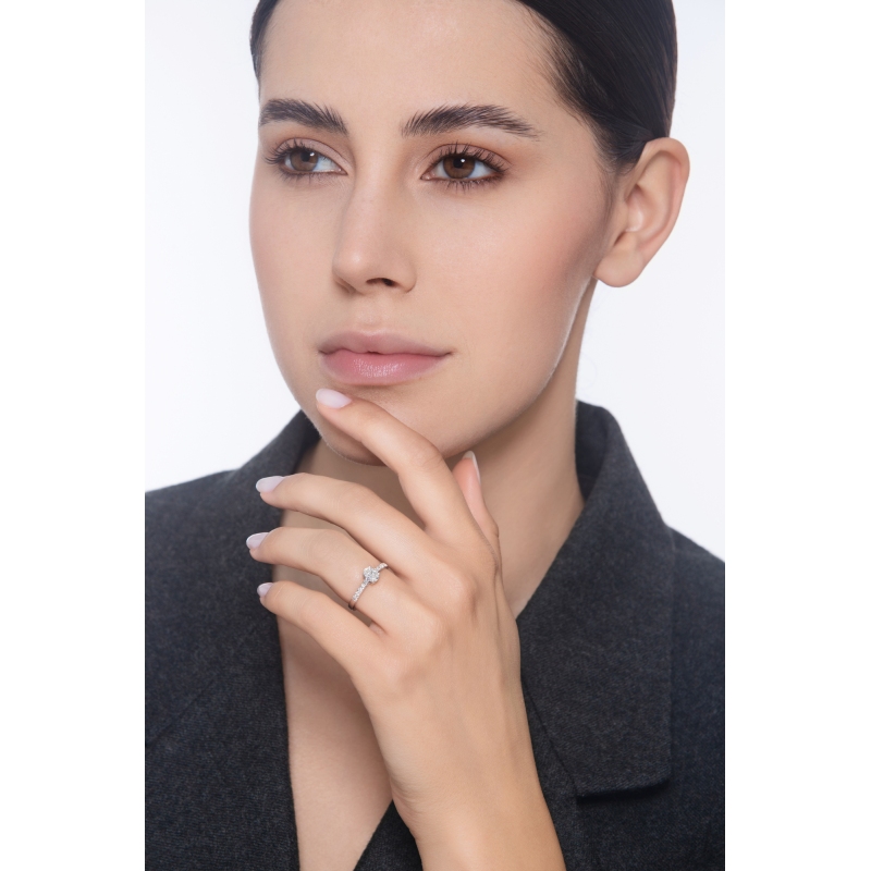 Anillo solitario 18K con diamante ovalado GIA 0.50CT y diamantes laterales