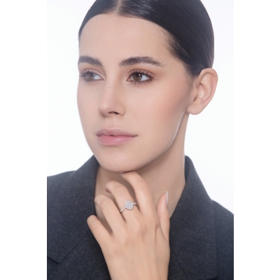 Anillo solitario en oro 18k con un diamante central ovalado GIA CT.1 F/VS