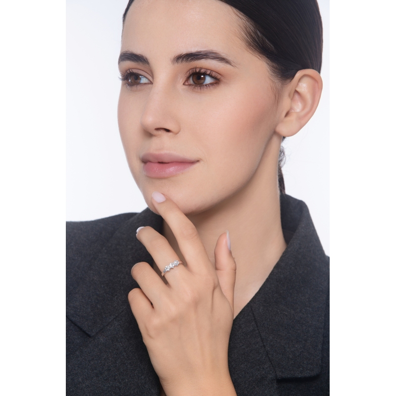 Media alianza con 3 diamantes en oro blanco de 18 kilates  Media alianza con 3 diamantes en oro blanco de 18 kilates