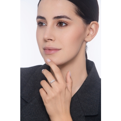 Media alianza con 3 diamantes en oro blanco de 18 kilates 