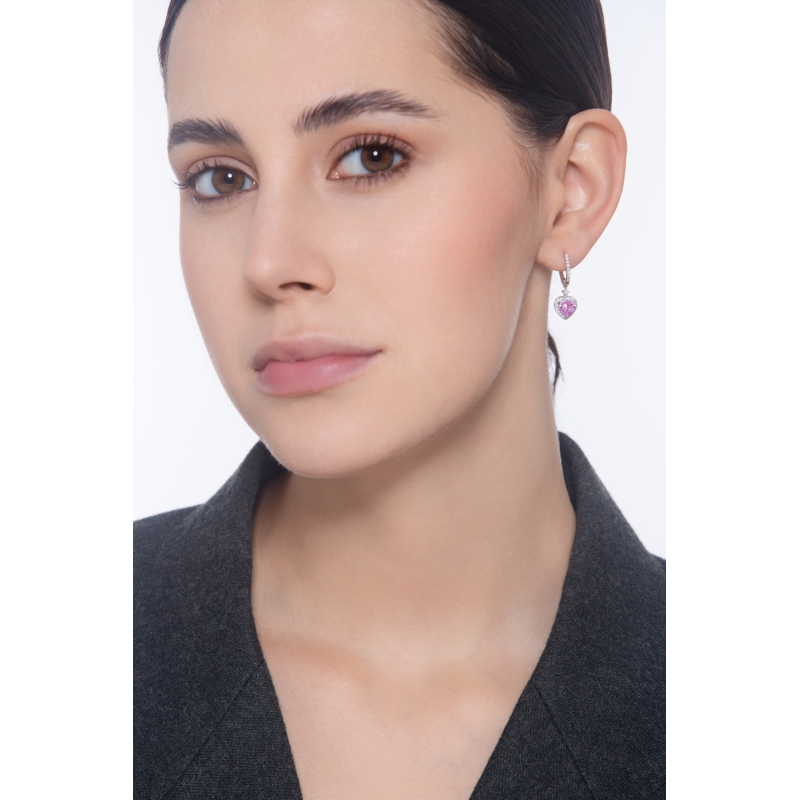 Pendientes en oro blanco con zafiro rosa en forma de corazón y diamantes