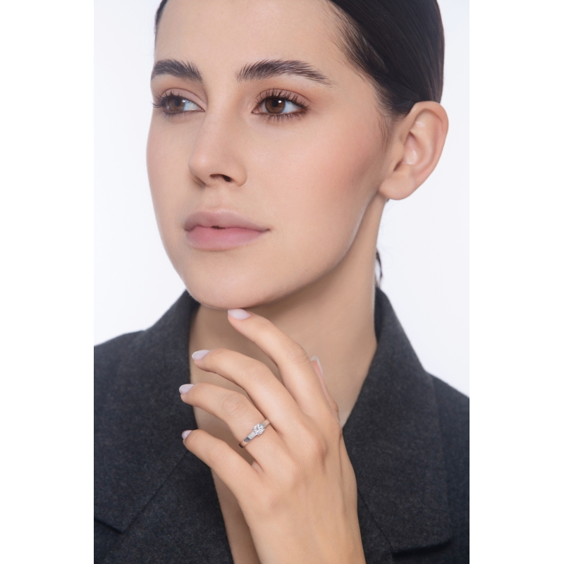 Anillo solitario en oro blanco 18k con diamante 0,50 ct