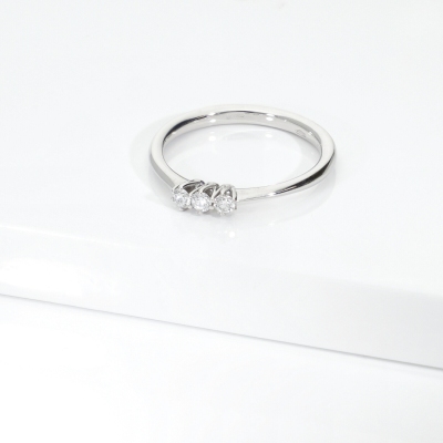Anillo trilogy lineal en oro blanco 18k con tres diamantes CT 0,15
