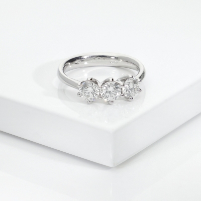 Anillo oro blanco 18 quilates con tres diamantes CT 1,20 