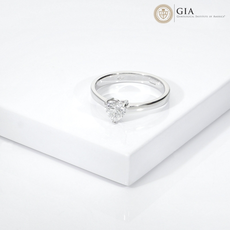 Anillo solitario en oro blanco 18k con diamante corazon GIA CT.0.50