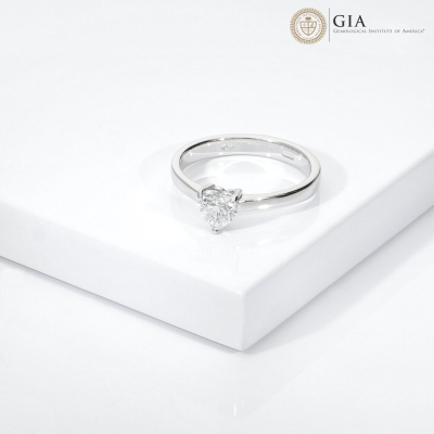 Anillo solitario en oro blanco 18k con diamante corazon GIA CT.0.50