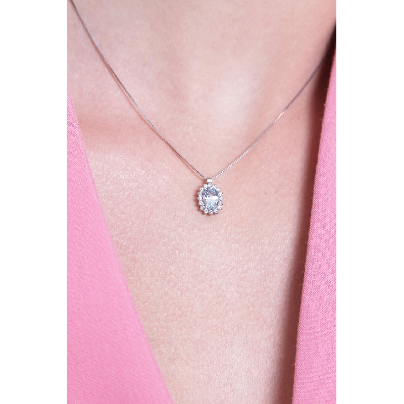 Collar colgante de oro blanco de 18 kilates con halo de diamantes y aguamarina ovalada Collar colgante de oro blanco de 18 kilates con halo de diamantes y aguamarina ovalada