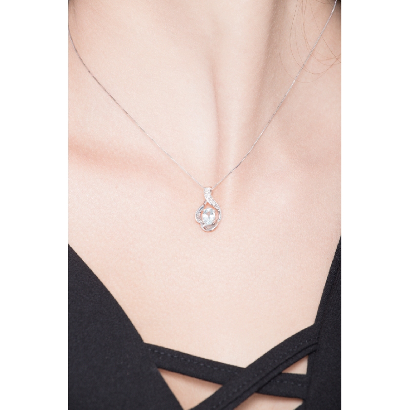 Collar colgante oro blanco 750 con aguamarina oval y diamantes Collar colgante oro blanco 750 con aguamarina oval y diamantes