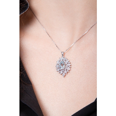 Collar oro blanco 750 con colgante de diamantes y aguamarina en forma de gota