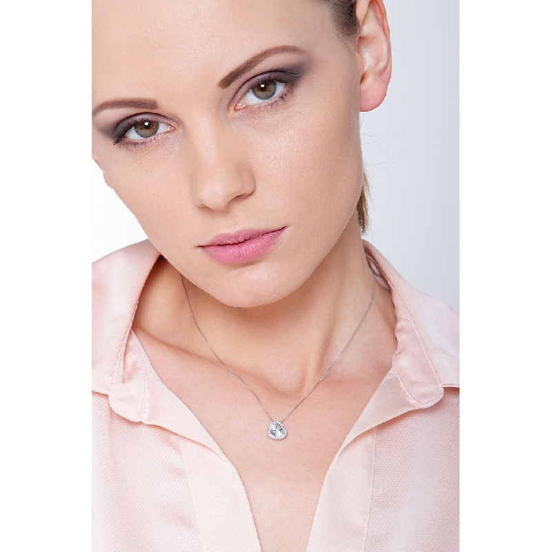 Collar colgante corazón de aguamarina con halo de diamantes en oro blanco 18k Collar colgante corazón de aguamarina con halo de diamantes en oro blanco 18k